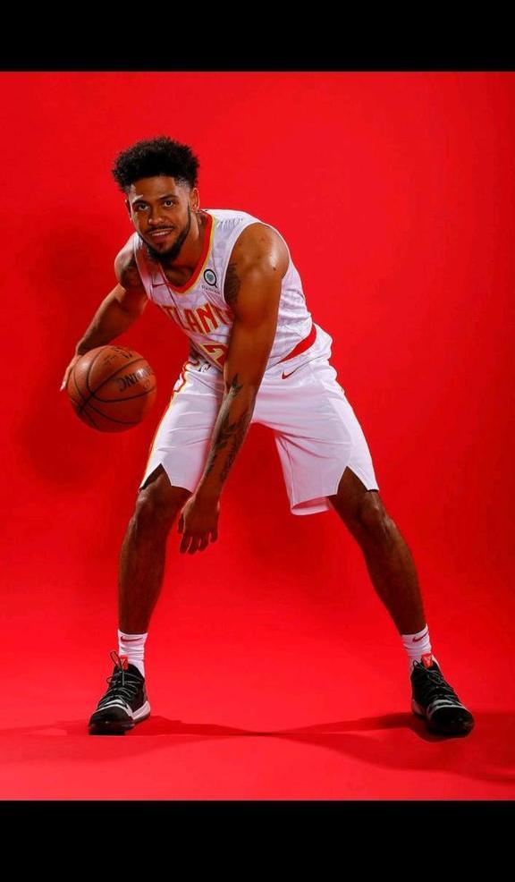 飞人，林书豪领衔老鹰新赛季定妆照