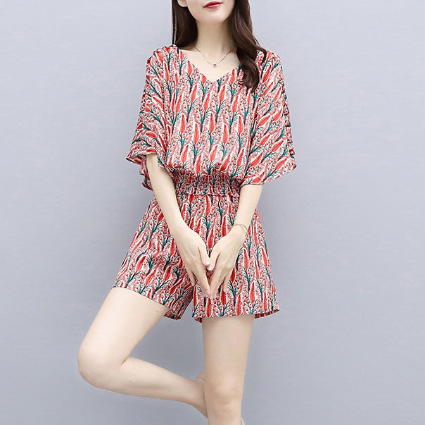 哇!这妹子身材啥那么好?竟穿短裤套装+高跟，美得刚刚好