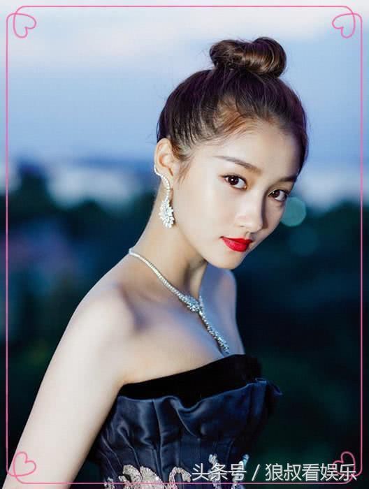 关晓彤太小心了，内搭竟比抹胸裙高这么多，网友:鹿晗管的是真严