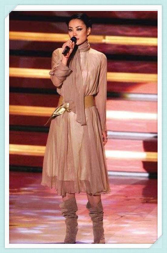 王菲连腰带都没系就出来了？网友：大概只有天后能驾驭了吧