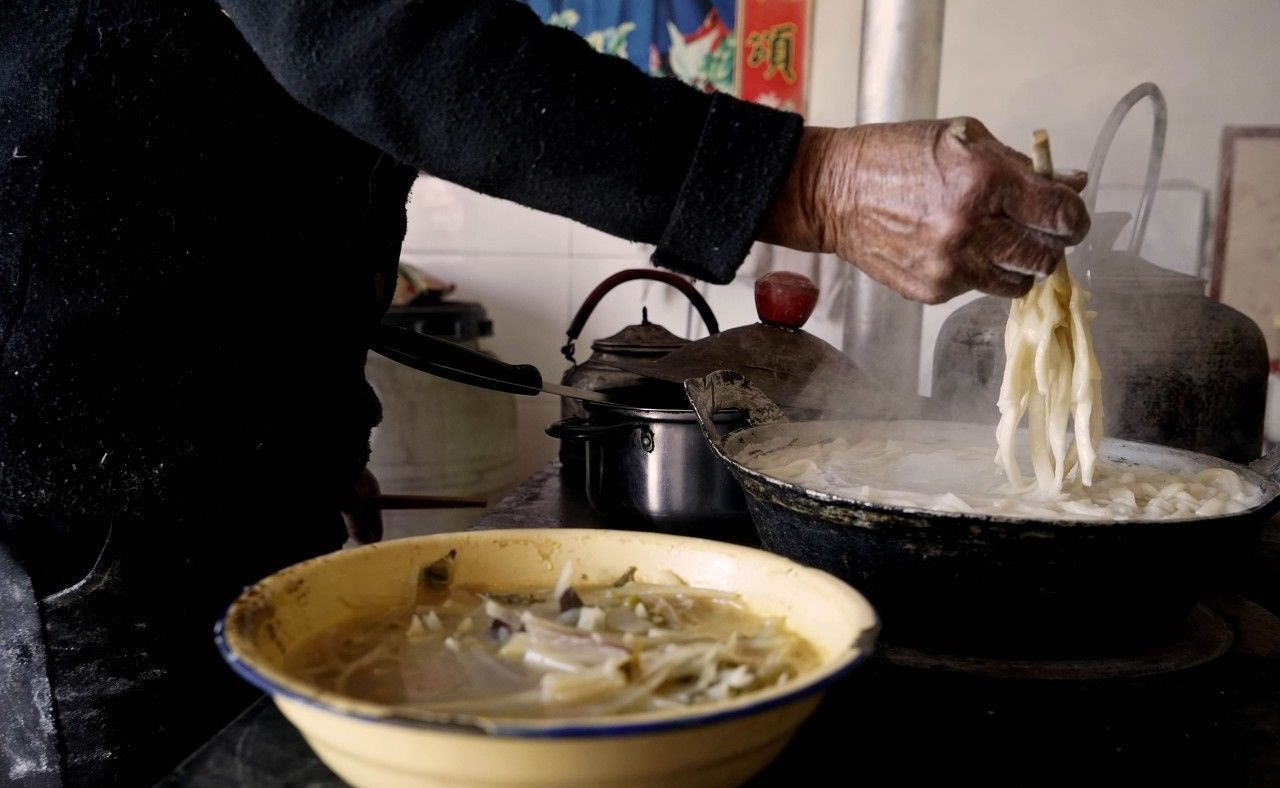 76岁老人与老伴沙漠深处栽树20年,压沙植树8300亩,让沙漠成绿洲