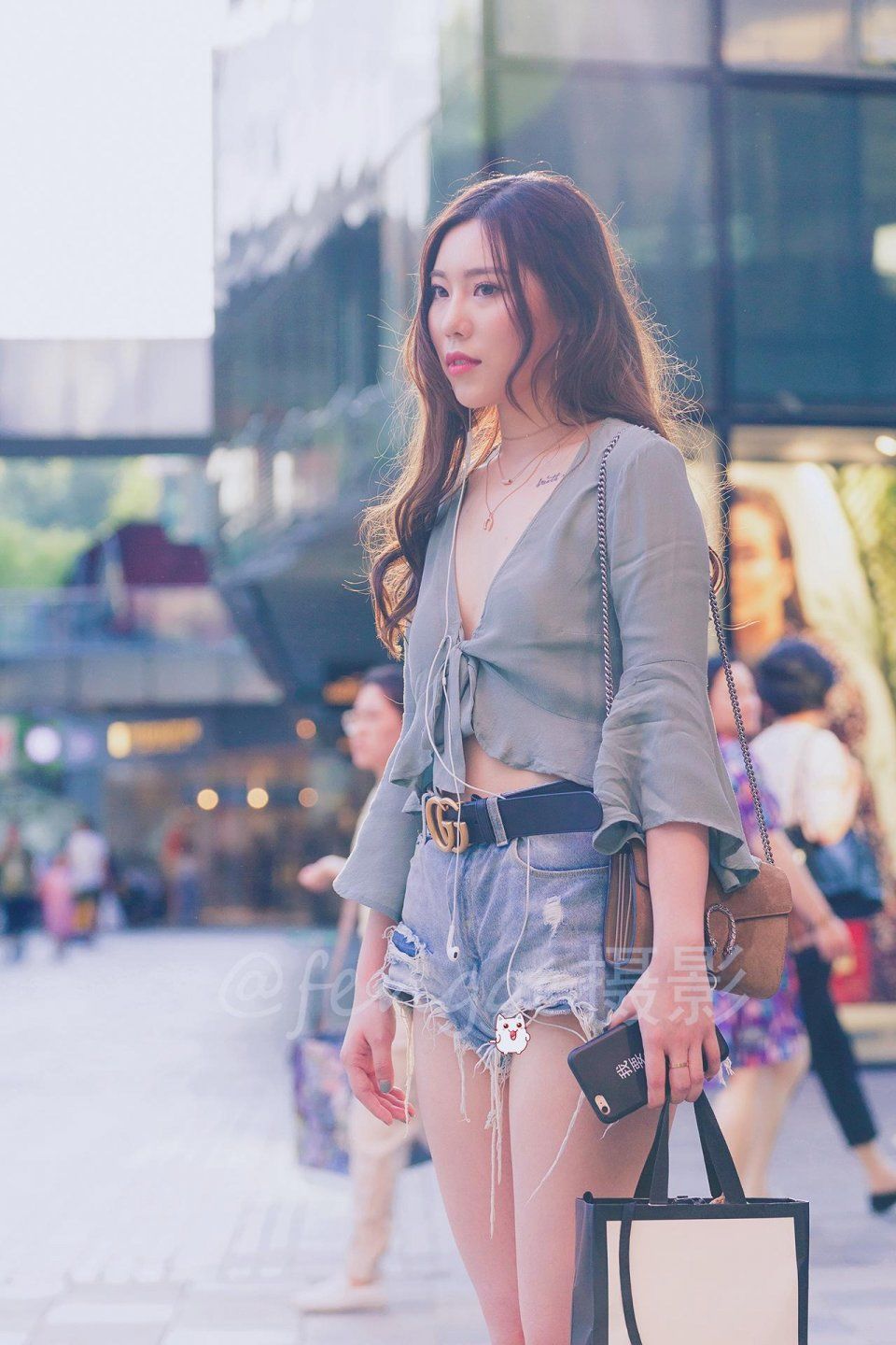 街拍:三里屯来了个梨形身材的姑娘，个性时尚颇具亲和力