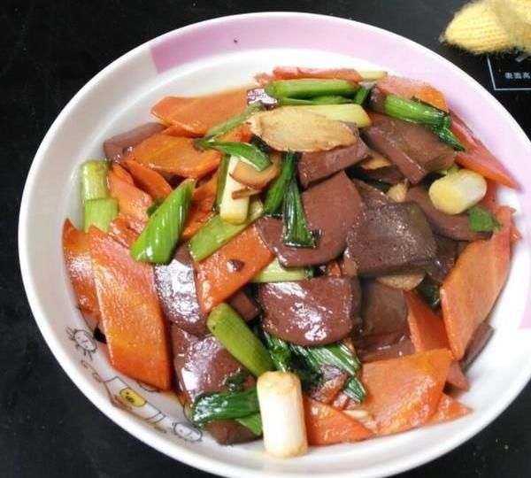  『青蒜』美食精选：烧香菇，新派荷叶盐焗鸡，干锅牛肉，青蒜胡萝卜炒鸭血