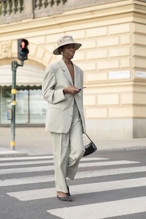  搭配@时尚单品渔夫帽，戴上它不仅能遮阳，还能给造型时尚感加分