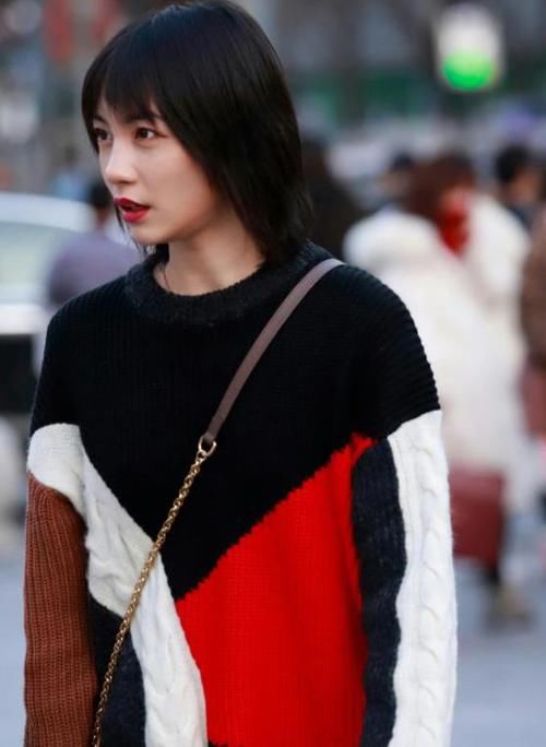 #休闲裤#街拍:肤如凝脂的美女,一件白色上衣配黑色休闲裤,时尚气质迷人