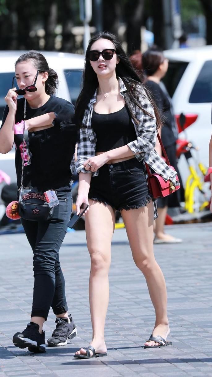 街拍：美女穿裸色连衣裙秀身材，网友：你确定不是穿了块抹布？