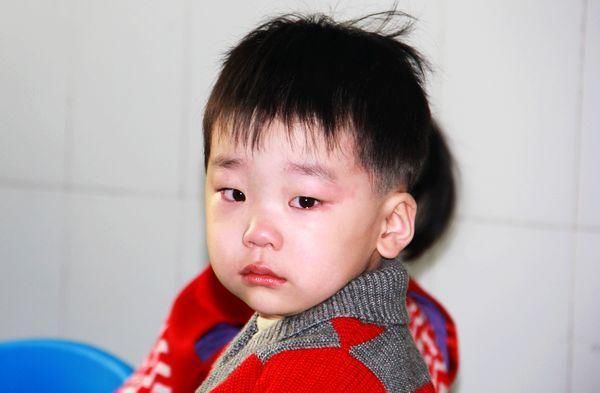 奶奶坚持让娃晚一个月上幼儿园,老师:算盘打得