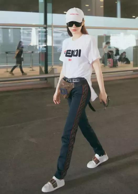 戚薇跟李承铉现身机场，夫妻档街拍好养眼，戚薇的大白腿好吸睛