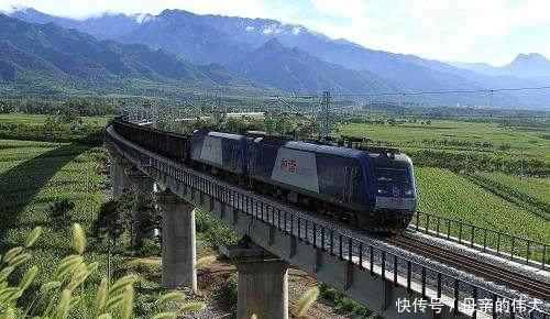 世界上最危险的几条铁路线,最后一个一不小心就被瀑布淹没!