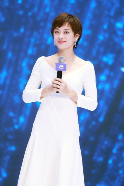 孙俪白色及膝裙有仙气，看到小腿后我沉默，网友：怪不得超哥都怕