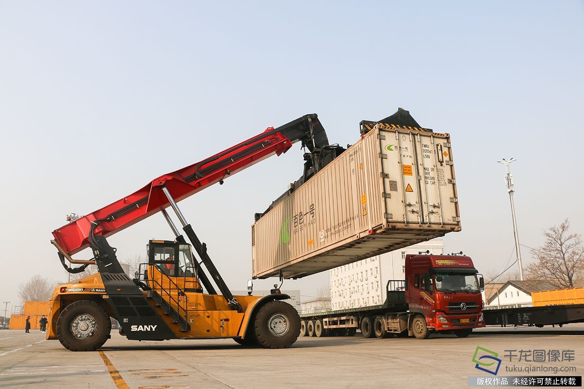 2019春运|首趟冷藏集装箱班列满载生鲜年货抵京