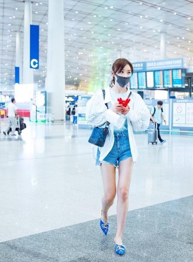 袁姗姗穿牛仔短裤大秀美腿，网友：马甲女神又回来了！