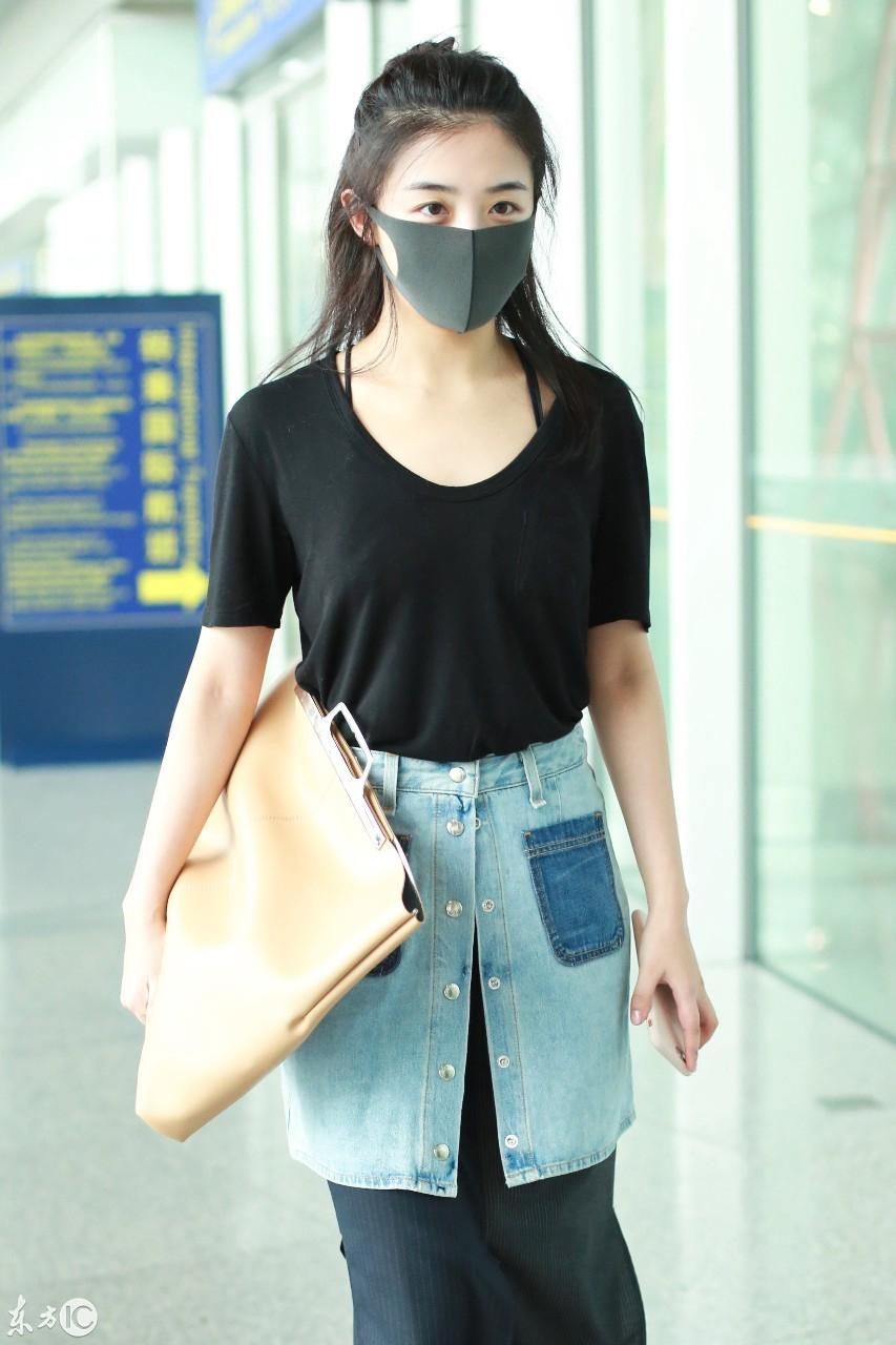 张含韵现身北京机场,身穿呆带T恤变身性感女神
