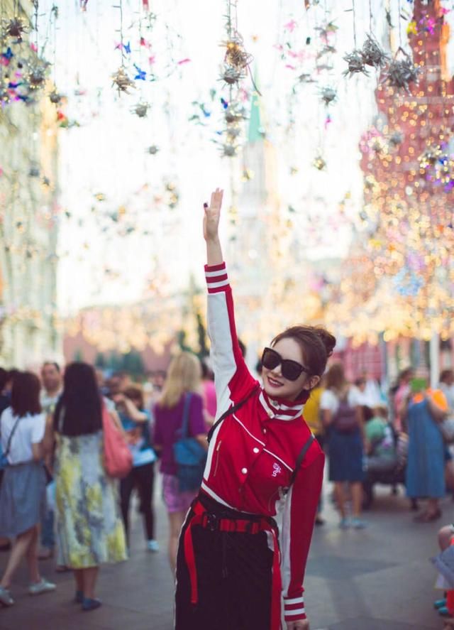 俄罗斯风情，就是要学戚薇随时舞动，美就在这一刹那间