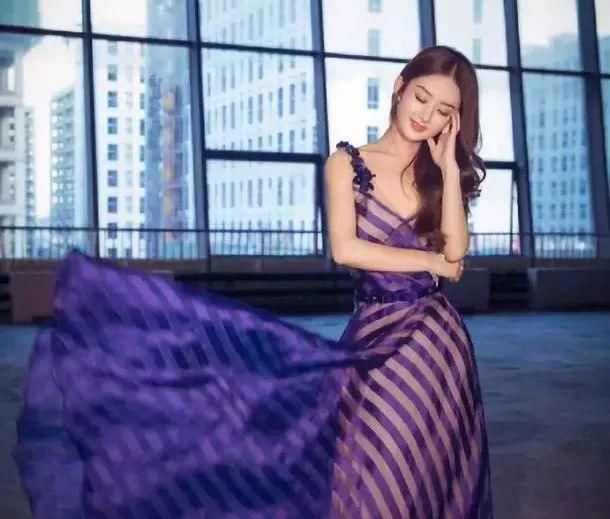 同穿紫色礼服，刘涛优雅大方，宋茜霸气冷艳，刘诗诗温婉柔美