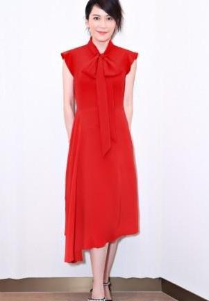 俞飞鸿裸色上衣搭配黑色阔腿裤，造型简单尽显优雅，气质给满分！