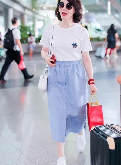 41岁陈数亮相机场，穿粉色上衣显老气，但一双腿却不输年轻女星