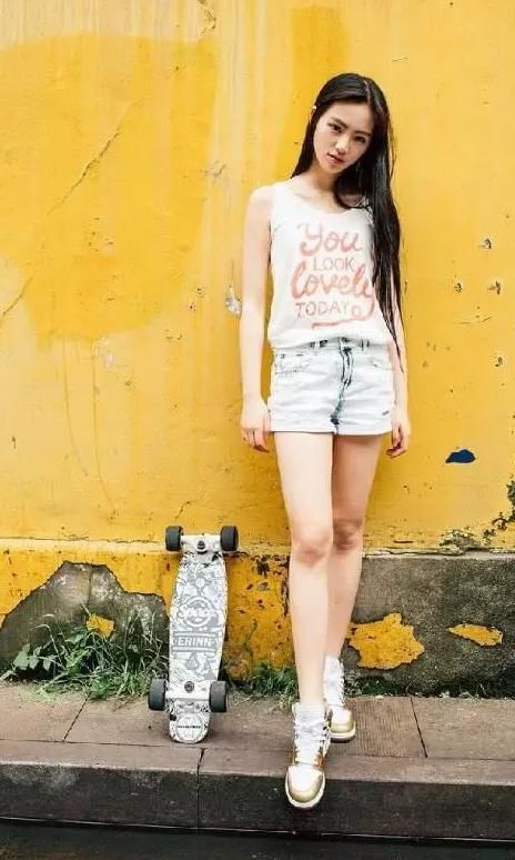 唐艺昕鞋子好看到网友急求链接,而黄灿灿重新解锁了绑鞋带方式!