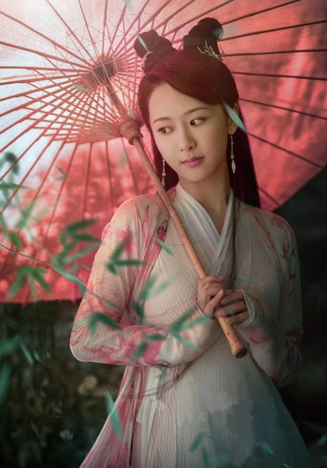 「高难度」古装剧的撑伞美人，杨紫甜美可爱，刘亦菲高难度，而她最为经典