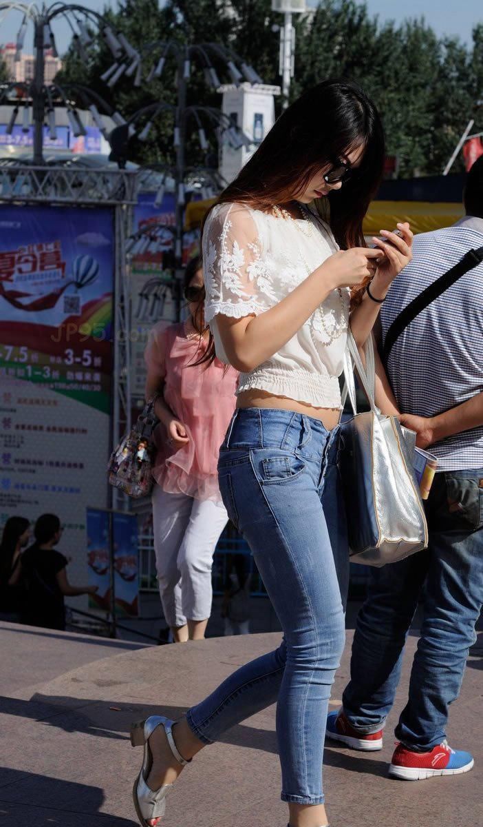 街拍:紧身牛仔低腰裤美女，包裹出纤细的小蛮腰