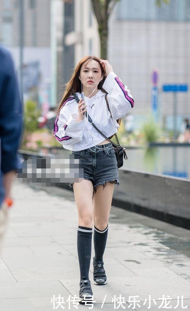  #优雅#街拍：温婉大方的时尚小姐姐，穿吊带长裙，展现优雅身段