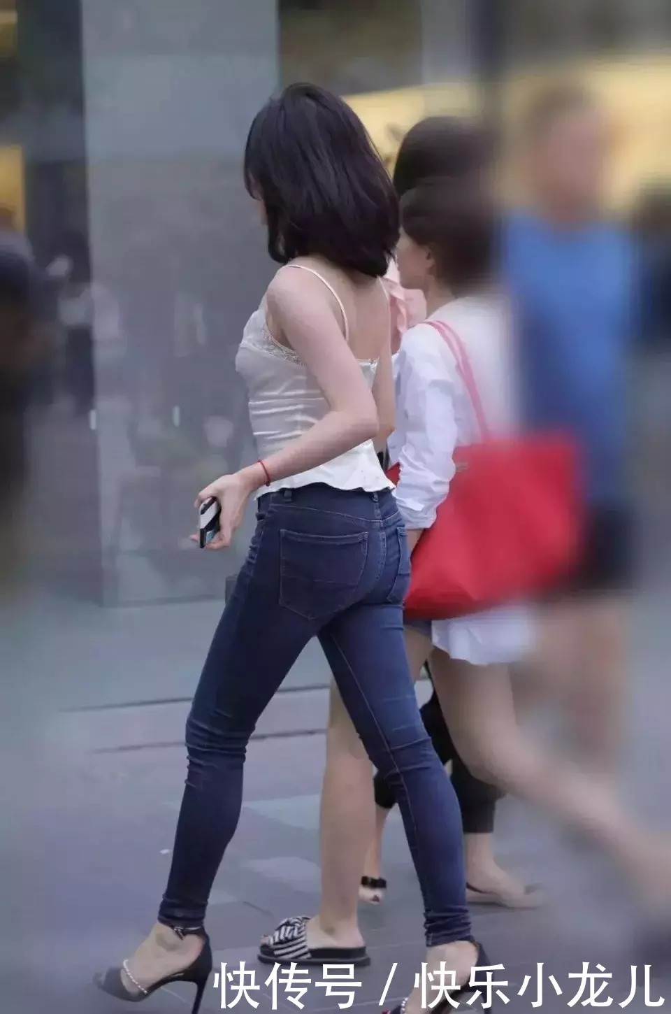  玉肌：时尚穿搭：修身牛仔裤搭配冰丝背心，真是玉肌伴轻风啊