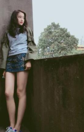 关晓彤裙子短到光站着“风景”都清晰可见！网友：都想替她往下拽