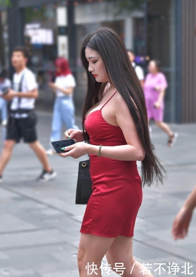  姑娘|路人街拍，姑娘身材丰腴，穿紧身牛仔裤，凹凸感根本藏不住