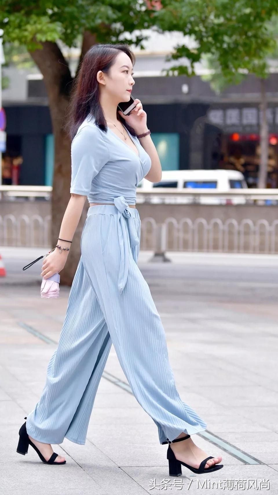 成都街拍:浅绿色套装+黑色高跟凉鞋,温婉秀气