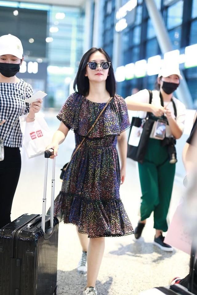 谢娜产后搞笑墨镜现身机场，网友直呼：谢大妈！
