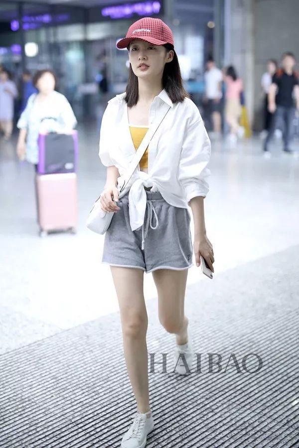 瘦回巅峰的赵薇年轻10岁!白百何这脸是怎么了?【海报街拍】