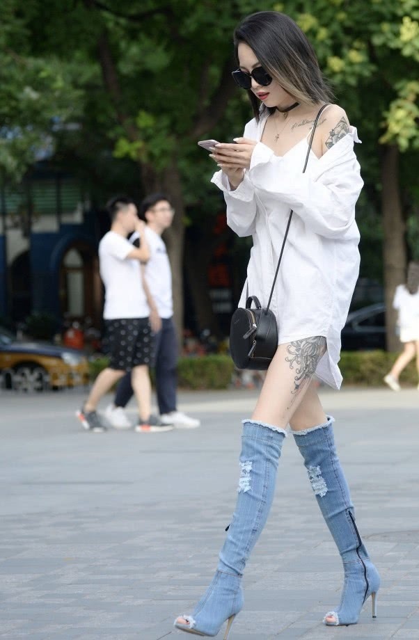  「个性」街拍：这个美女太有个性了，牛仔裤“剪”来当鞋子，却意外时髦！