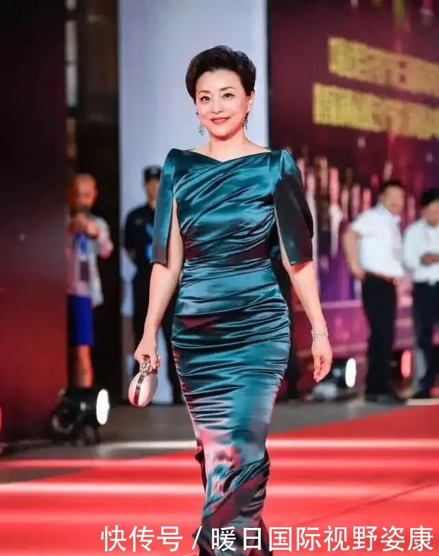 『女人』杨澜好洋气!穿拖地长裙“国风”十足,哪像51岁的女人