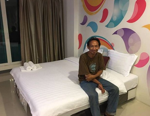 流浪汉捡到钱包上交警方,失主的做法让他改变