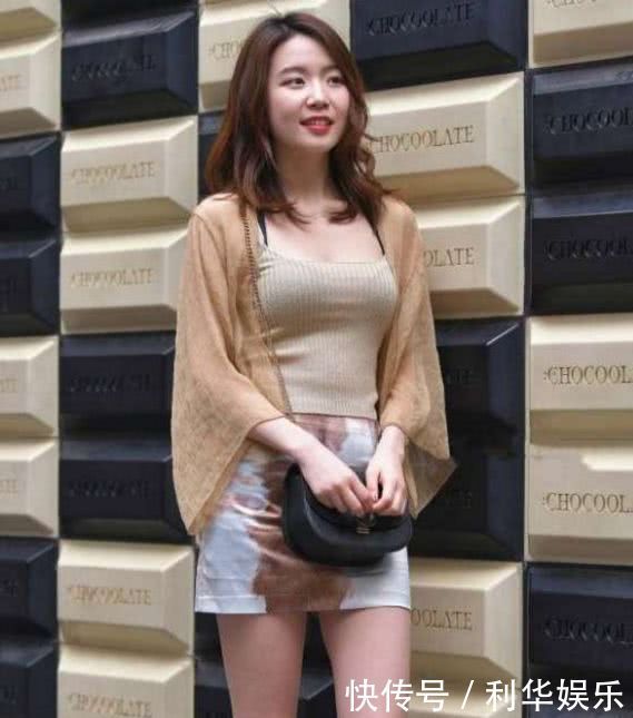 路人街拍，这个小姐姐好个性，这个裙子回头率好高啊