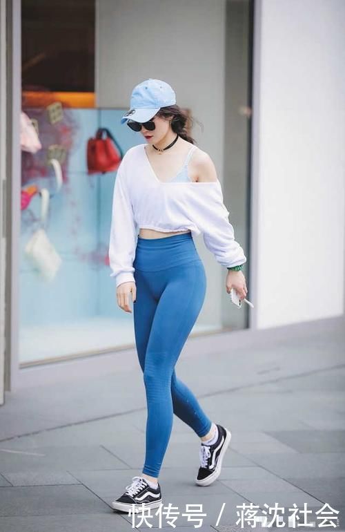 『美女』打底裤的装扮动感有魅力,更显美女的苗条身姿