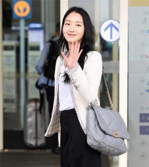  『格子』美女简单的卫衣配上格子半身裙，时尚感爆棚