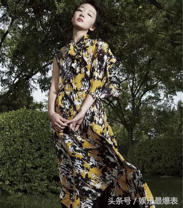 又调皮了！周冬雨爬树上拍写真，修图师不给力，镜头都不P掉