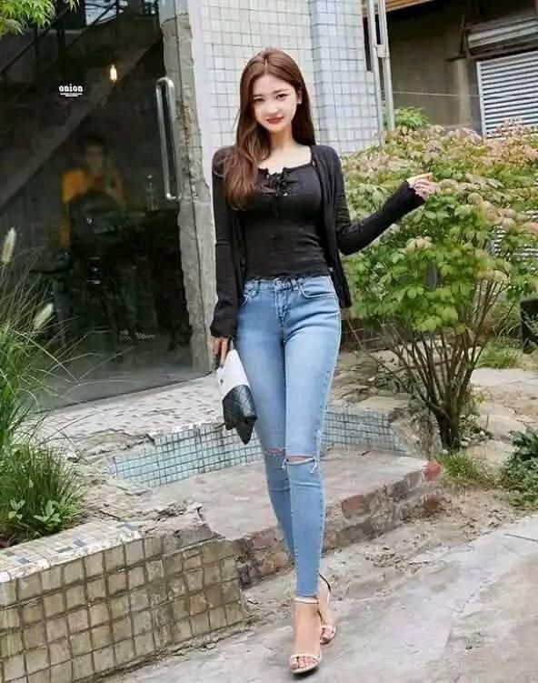 街拍：别具风情的紧身裤美女，时尚优雅，绽放年轻的魅力！