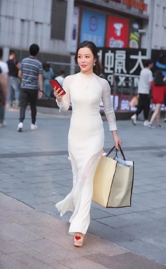 简直■路人街拍，黑长直的秀发简直是女神的标配，看上去干练又优雅