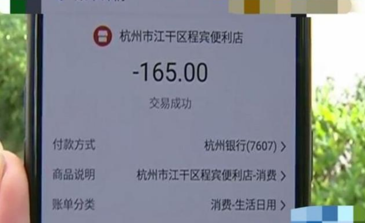 女子买烟遭无良商家卖假货，后官方出面教授最全面的辨别技巧