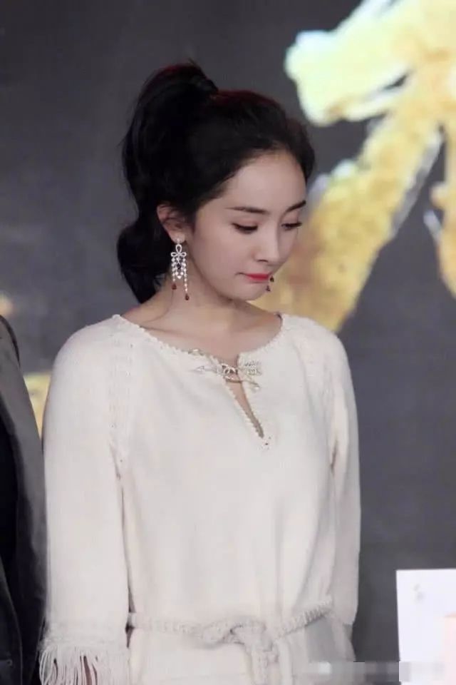 杨幂换了名媛风，除了“筷子腿”，一身的“金针菇”更实力抢镜!