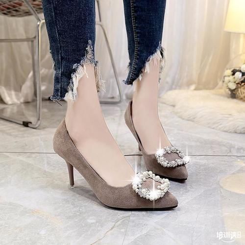 脚宽的女人，一定要多穿这样气质尖头高跟鞋，凸显迷人的脚背线条