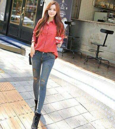 街拍:小姐姐都这么喜欢牛仔裤,走在街上呈现视觉美感!