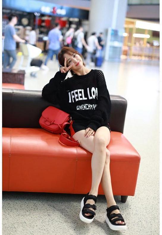 看了佟丽娅的腿，李沁都输的心服口服，终于见识到真正漫画腿了！