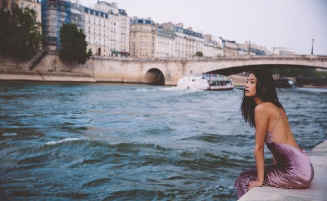 王艺穿香芋色吊带裙,性感仿佛落日女神,网友:被你美哭了!