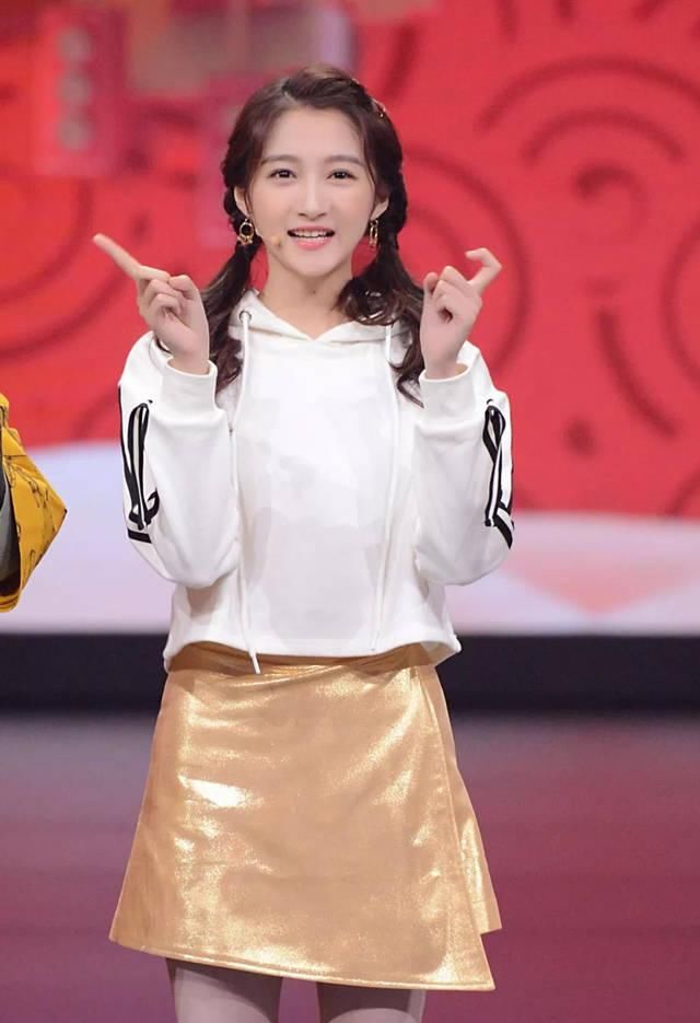  [黑色卫衣]卫衣+裙子，演绎春季混搭风！凹造型从来不敷衍