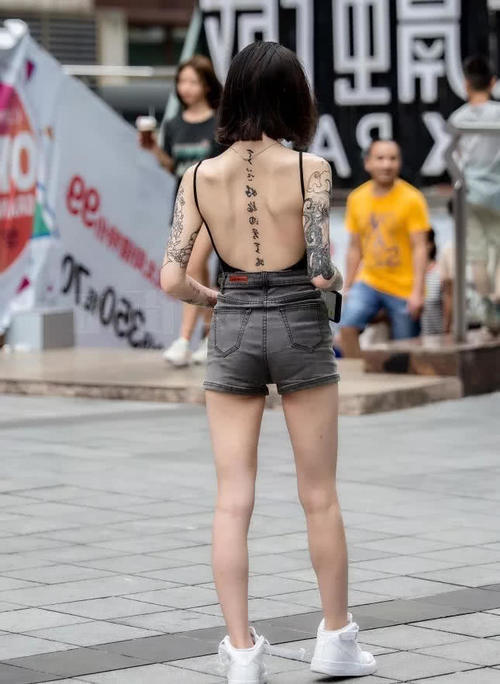 迷人的花臂小姐姐,黑色唇彩纹身到胸口了,后背纹的一句话没人能