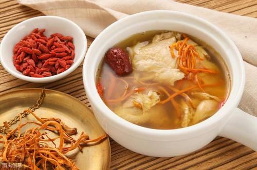 「鸡汤」药膳鸡汤功效多,体质弱者要慎喝