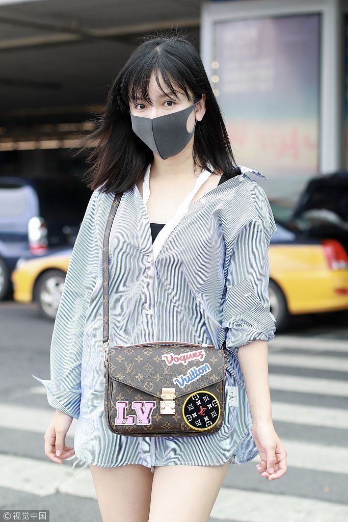 娄艺潇穿条纹衬衫玩下衣失踪秀美腿  双手挥别粉丝比心萌萌哒